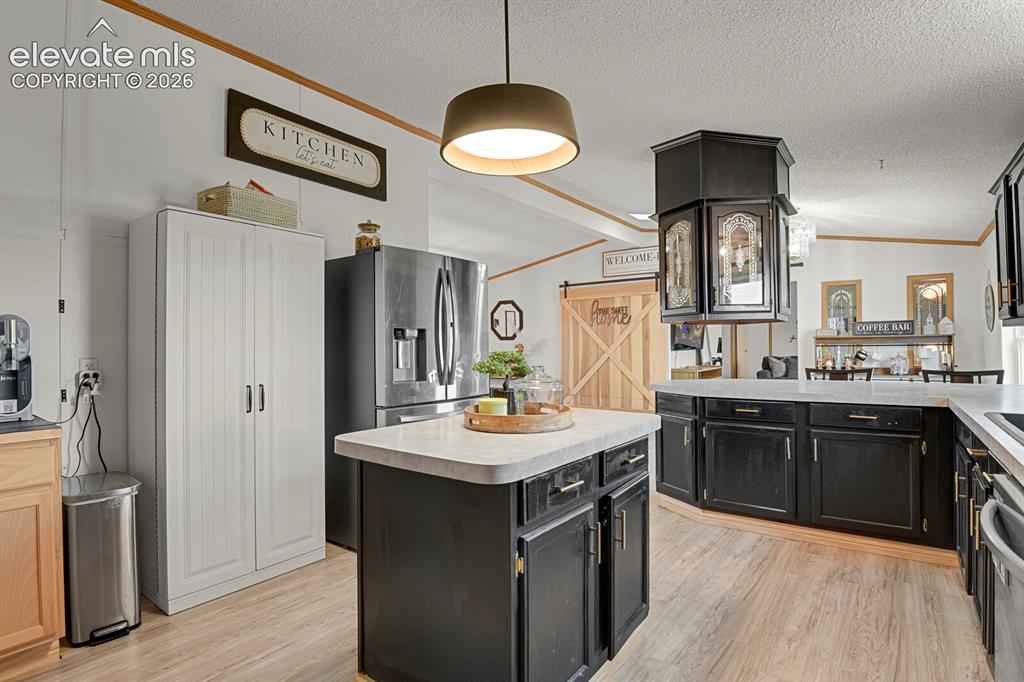 Image 13 of 40: Kitchen