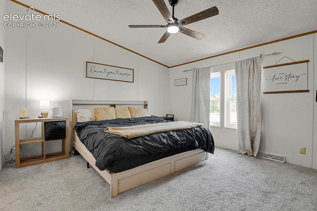 Image 14 of 40: Bedroom