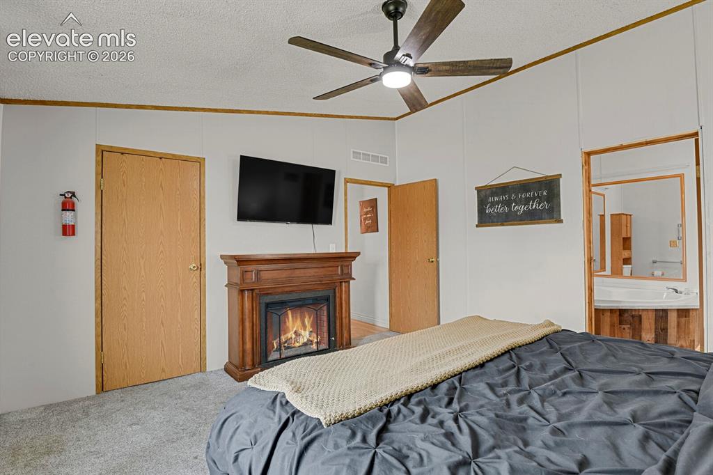 Image 16 of 40: Bedroom