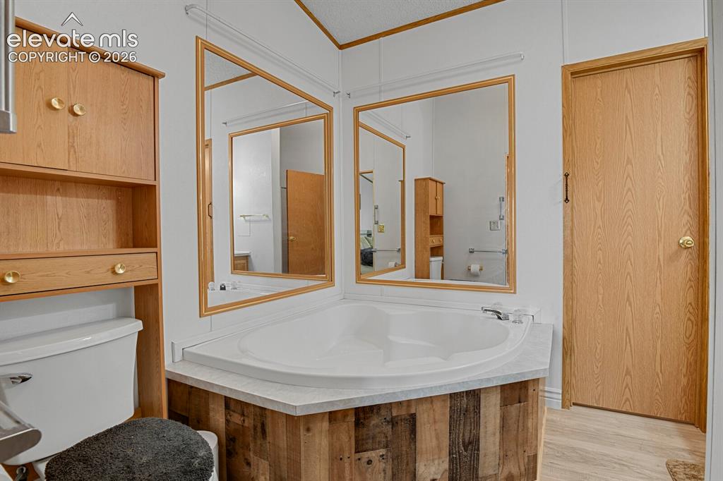 Image 17 of 40: Bathroom