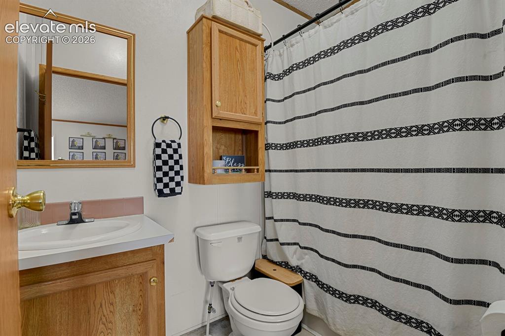 Image 25 of 40: Bathroom