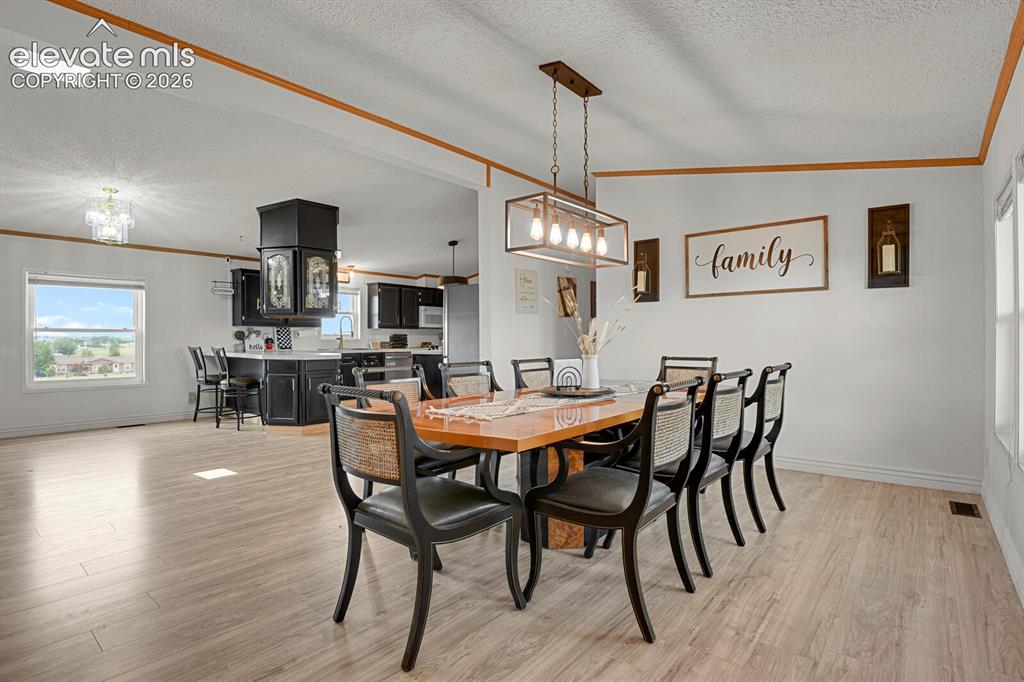 Image 6 of 40: Dining Area