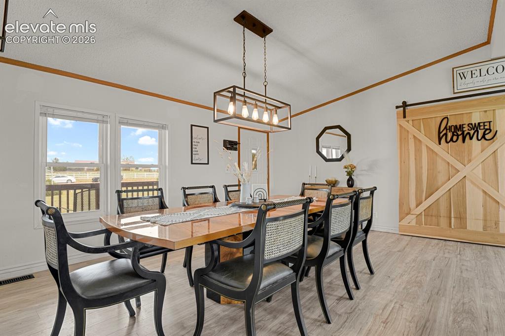 Image 8 of 40: Dining Area