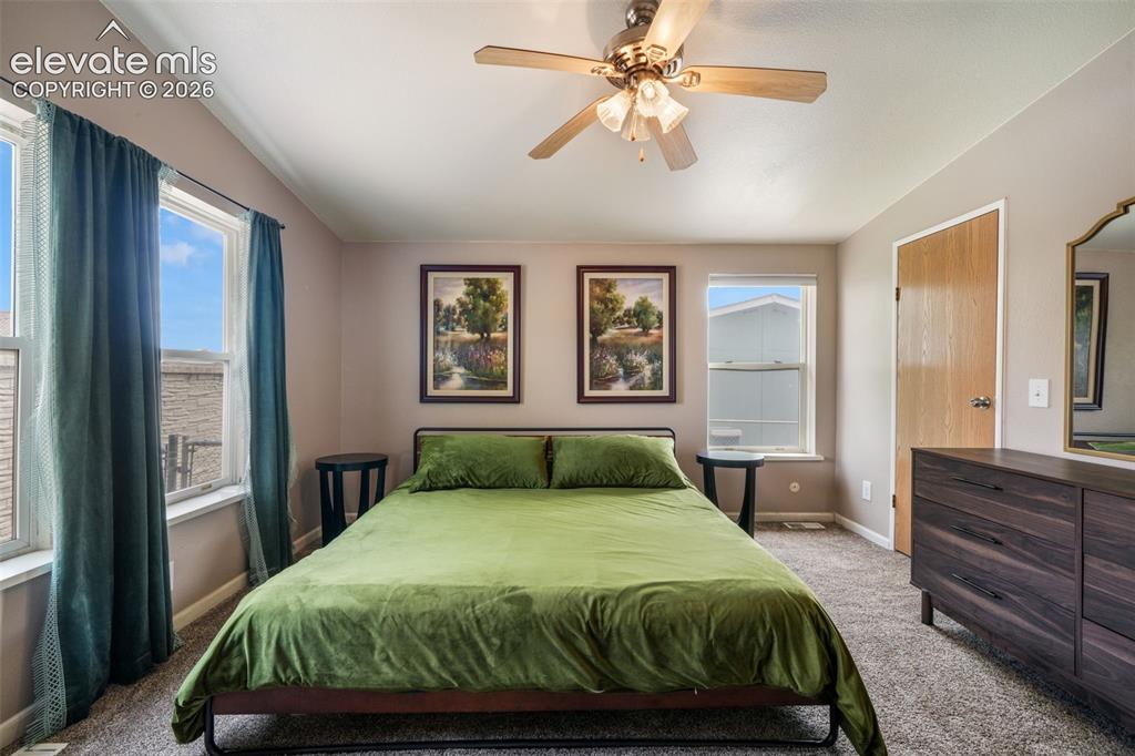 Image 20 of 50: Spacious enough for a king bed
