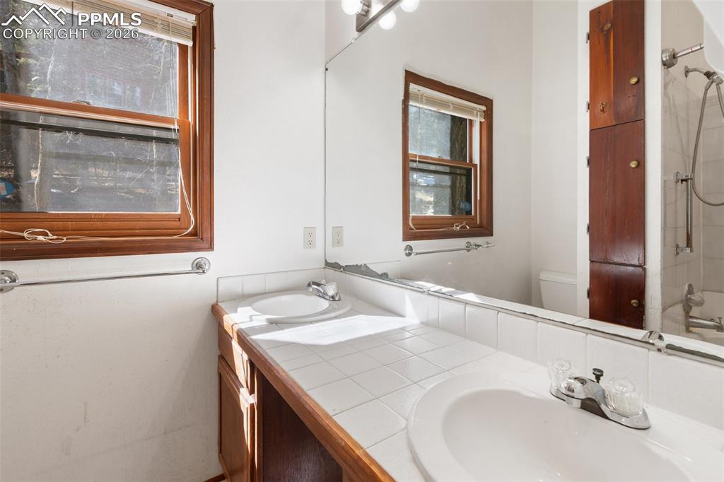 Image 18 of 44: Bathroom