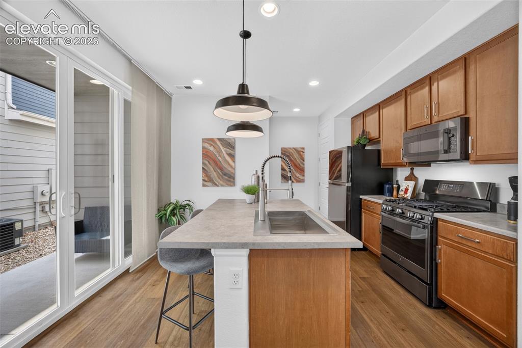 Image 10 of 50: Kitchen
