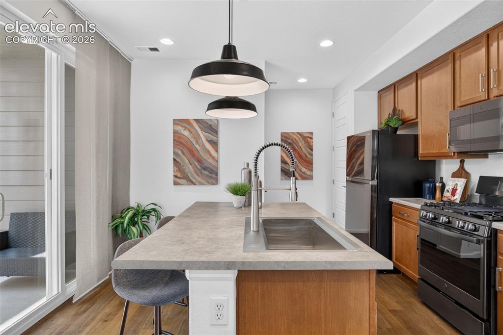 Image 11 of 50: Kitchen
