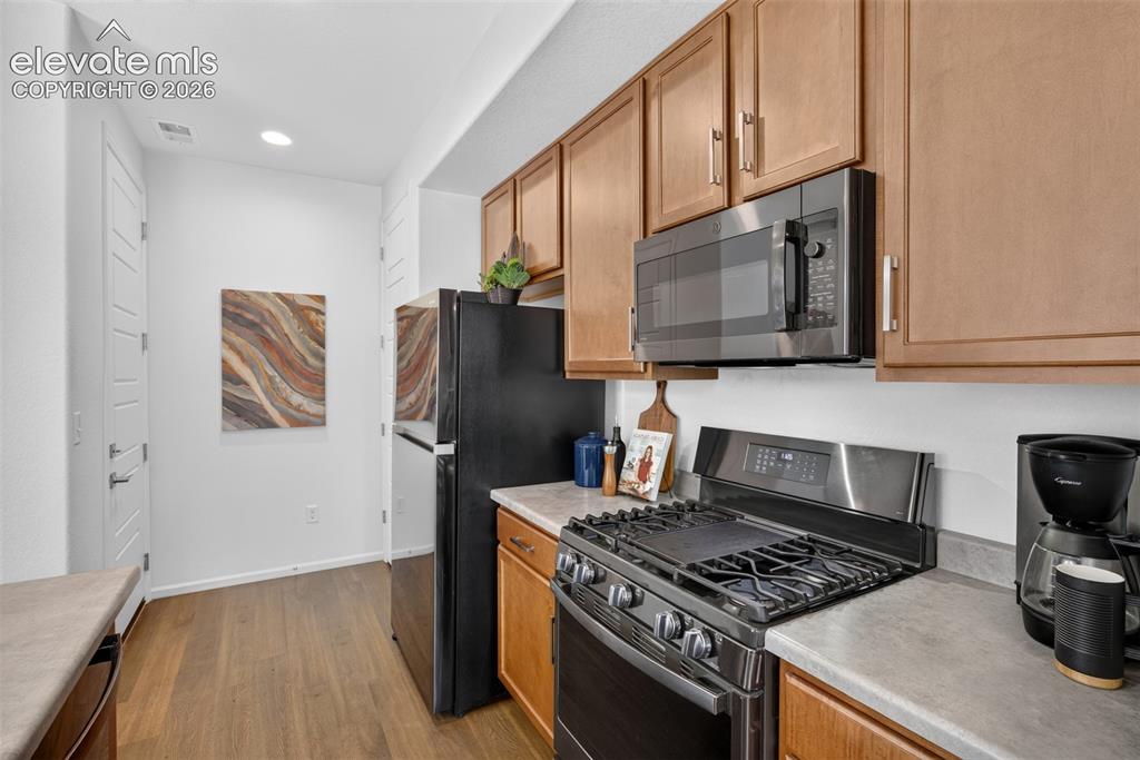 Image 14 of 50: Kitchen