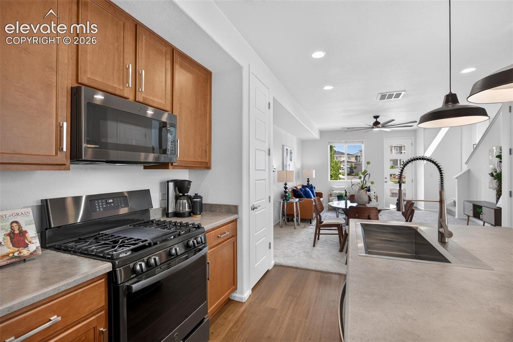 Image 15 of 50: Kitchen