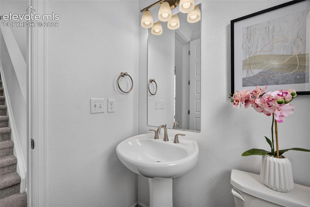 Image 18 of 50: Bathroom