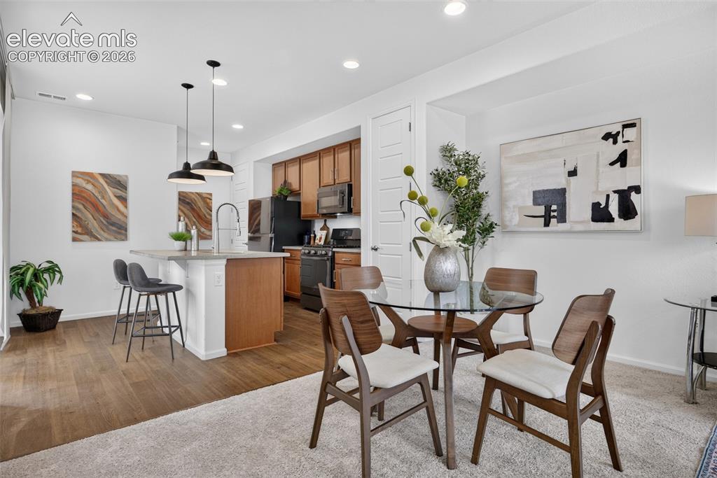 Image 8 of 50: Dining Area