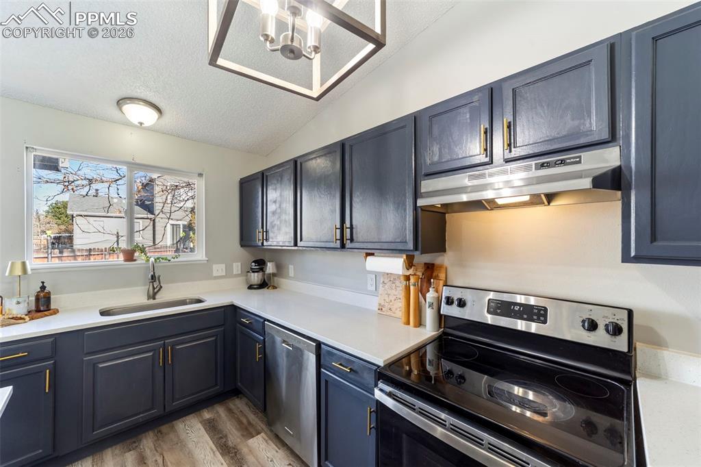 Image 10 of 42: Kitchen