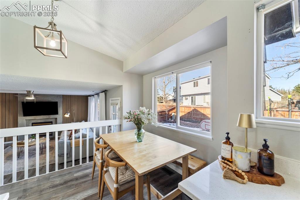 Image 13 of 42: Dining Area