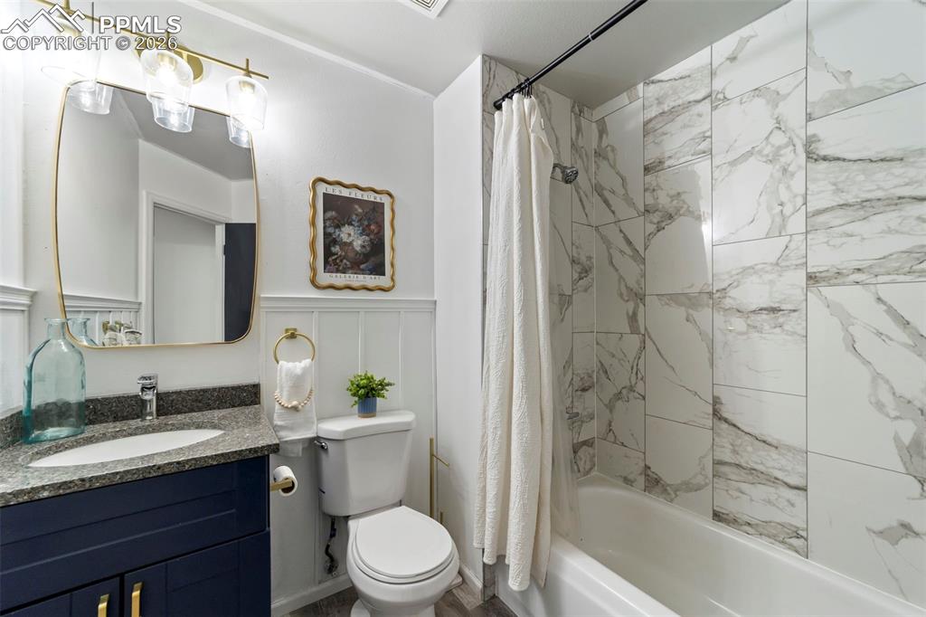 Image 24 of 42: Hall bathroom upstairs 