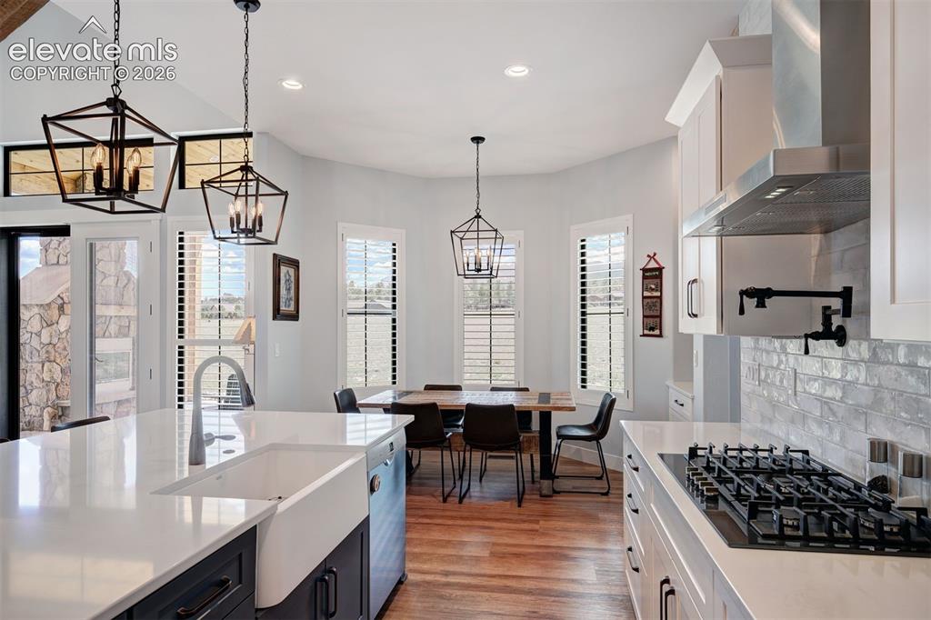 Image 14 of 49: Kitchen