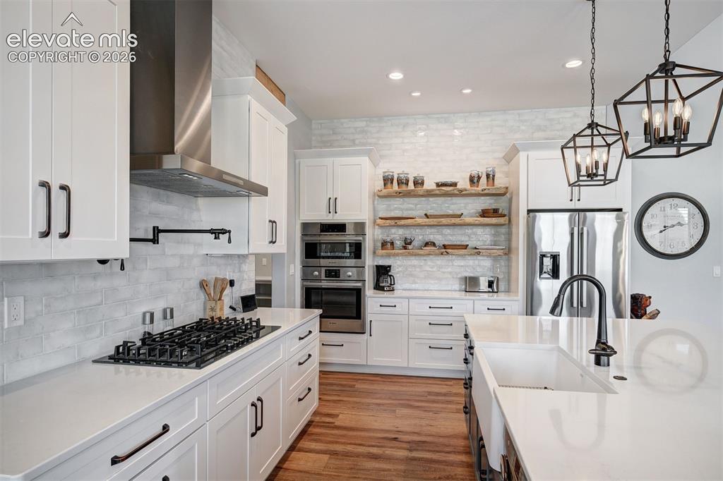 Image 15 of 49: Kitchen