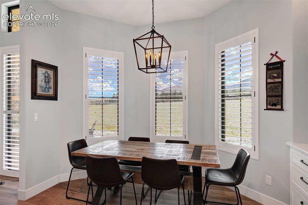 Image 16 of 49: Dining Area