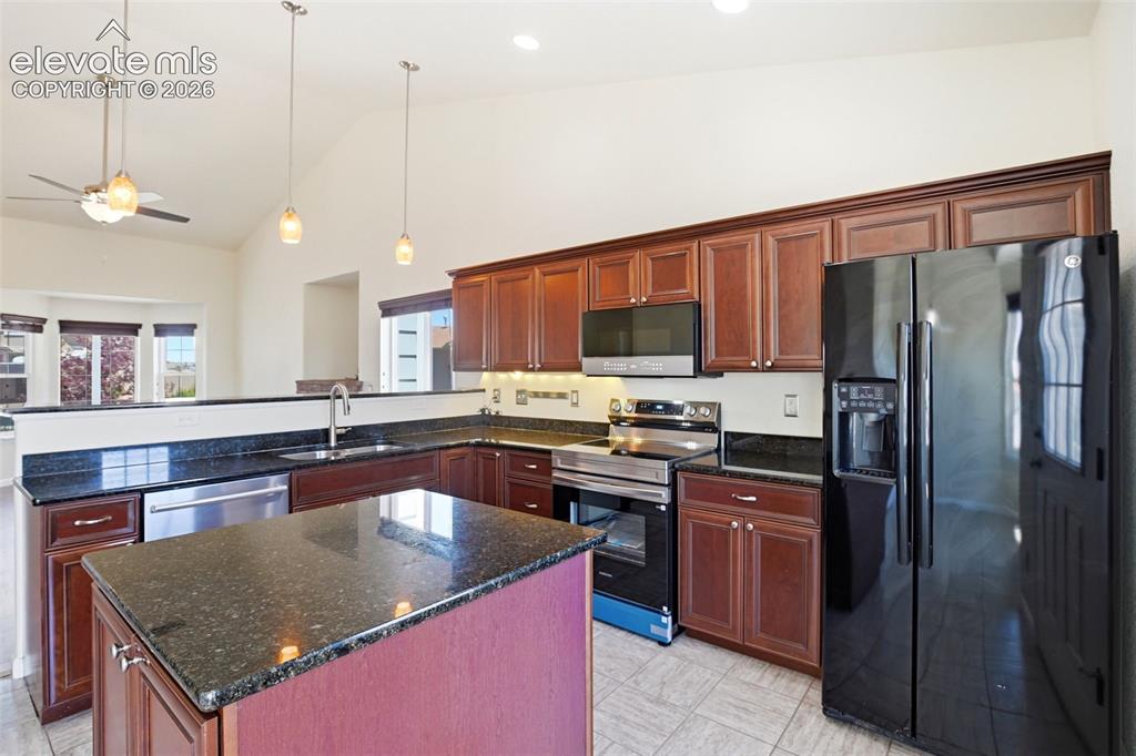 Image 10 of 41: Kitchen