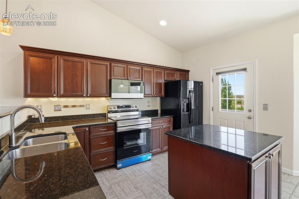 Image 7 of 41: Kitchen