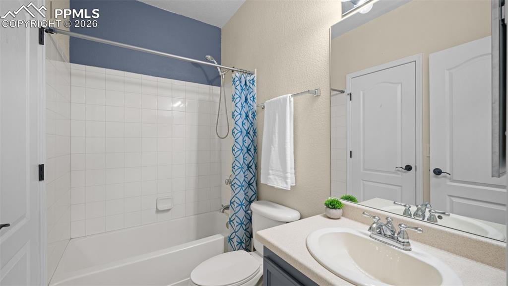 Image 11 of 30: Kitchen