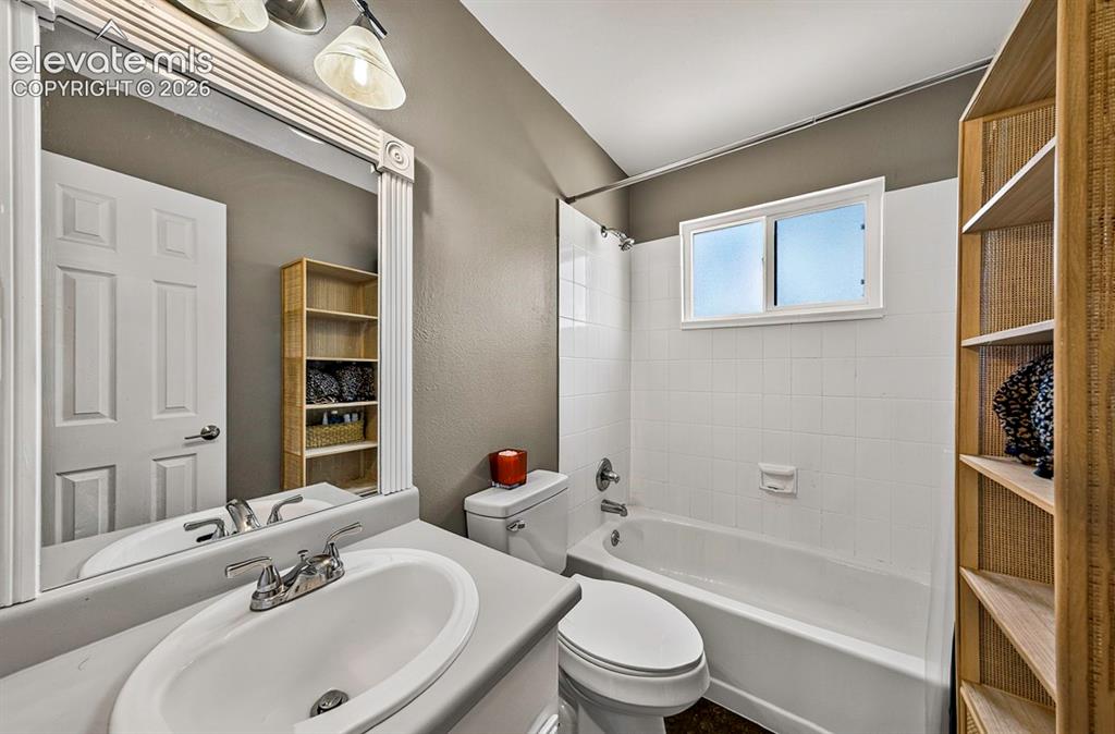 Image 16 of 29: Bathroom
