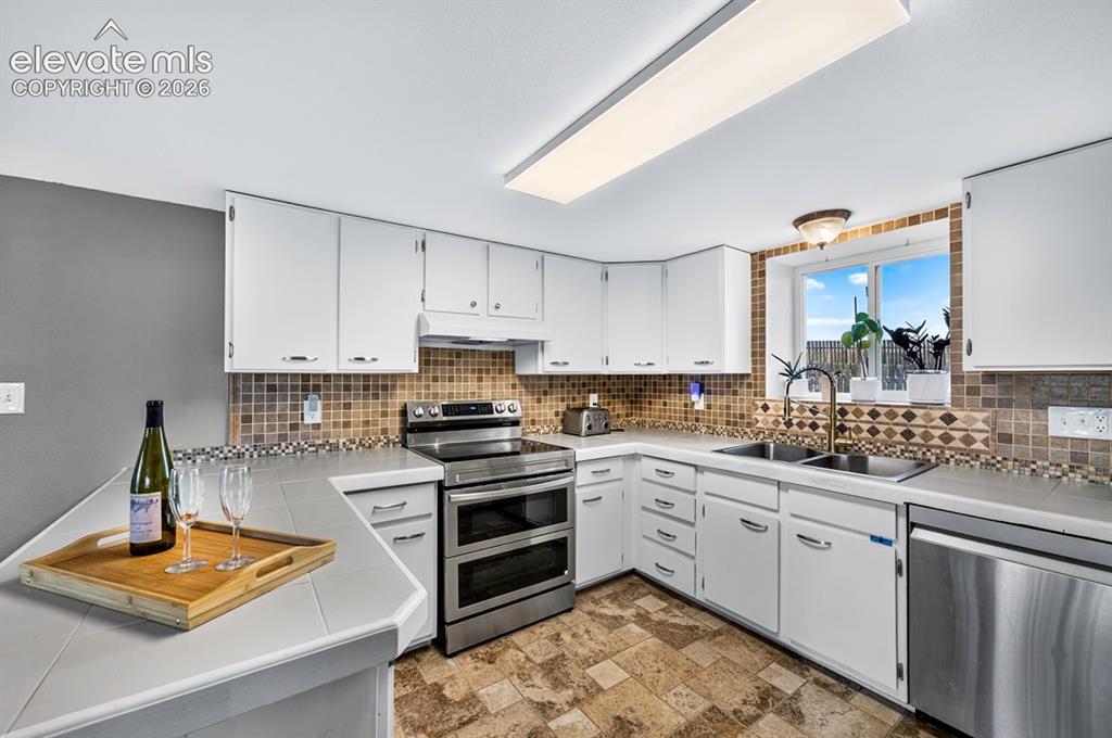 Image 9 of 29: Kitchen