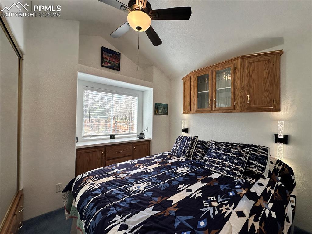 Image 10 of 15: Bedroom