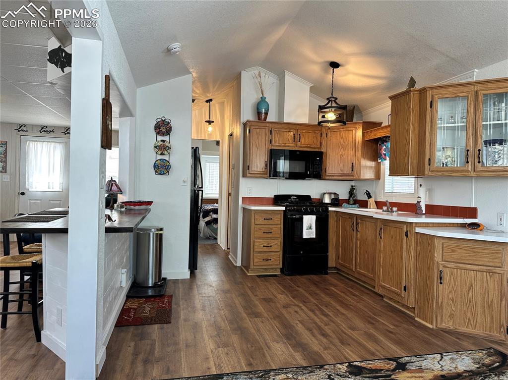 Image 8 of 15: Kitchen