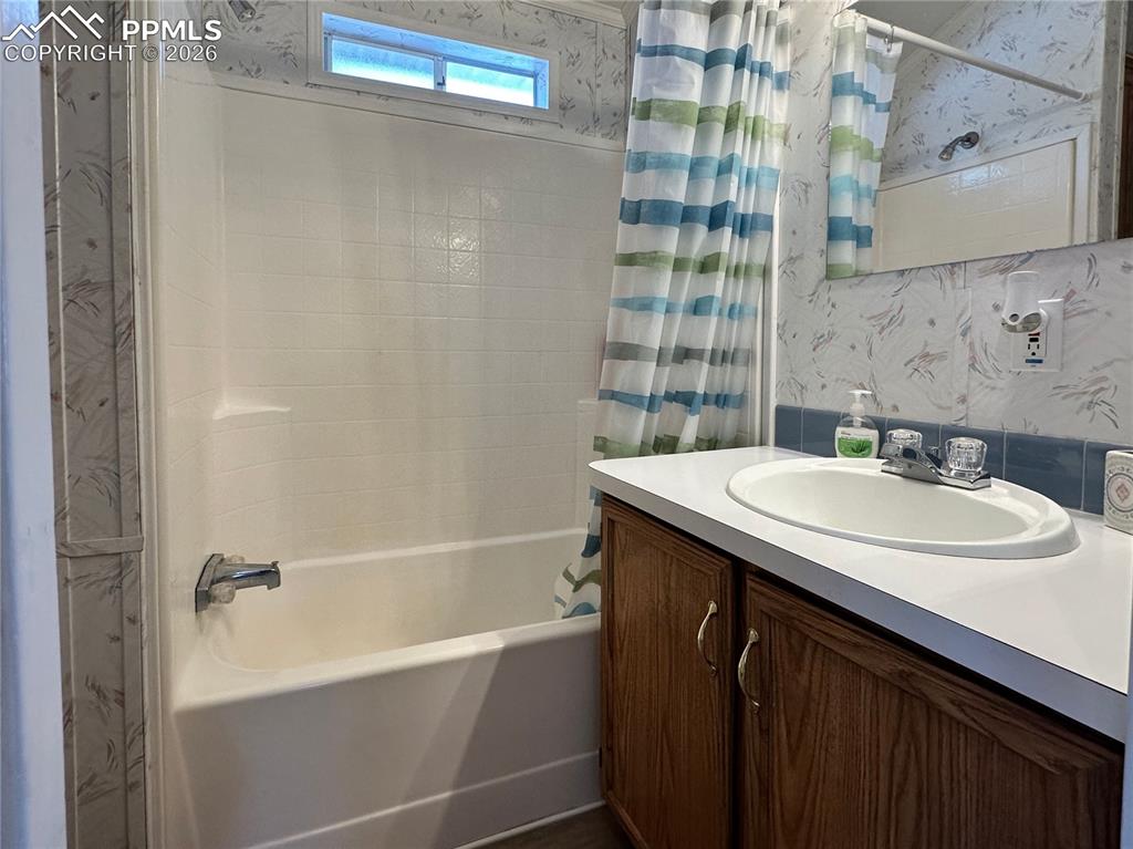 Image 9 of 15: Bathroom