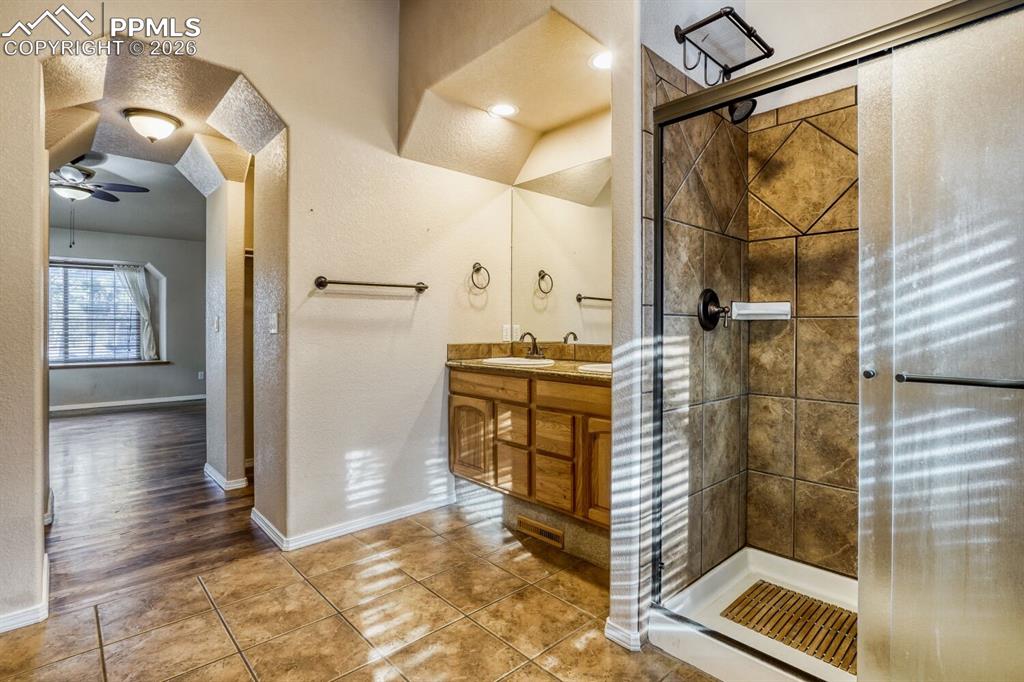 Image 28 of 50: Bathroom