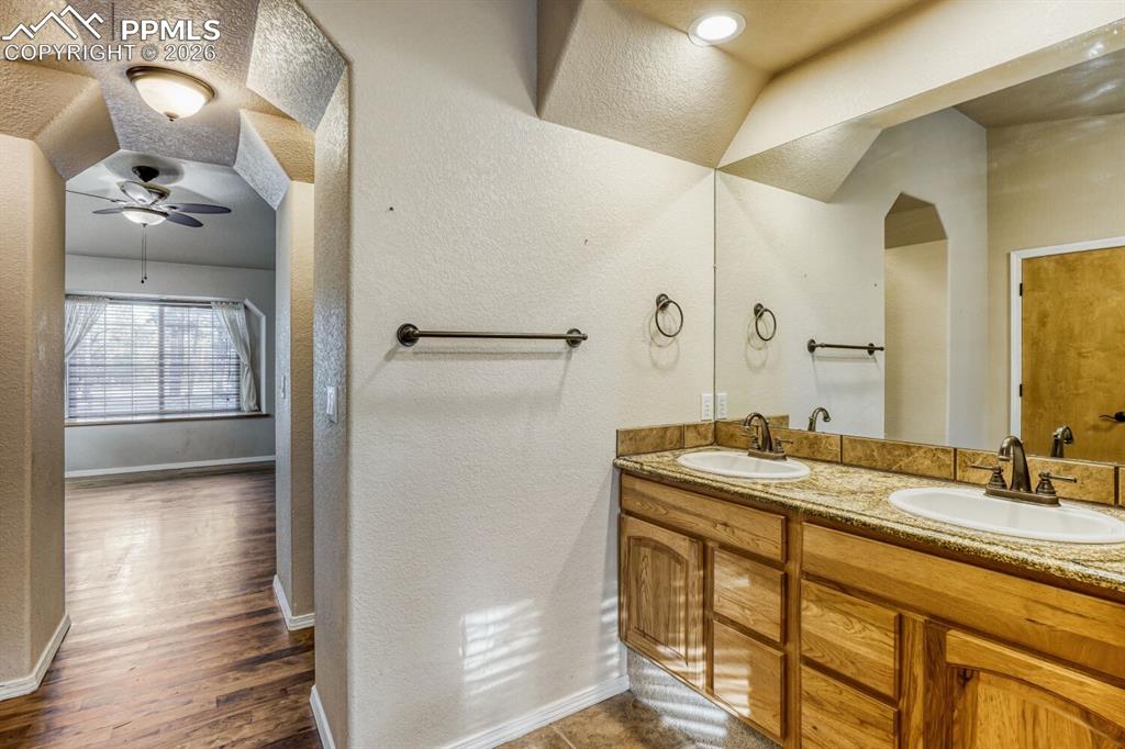 Image 29 of 50: Bathroom