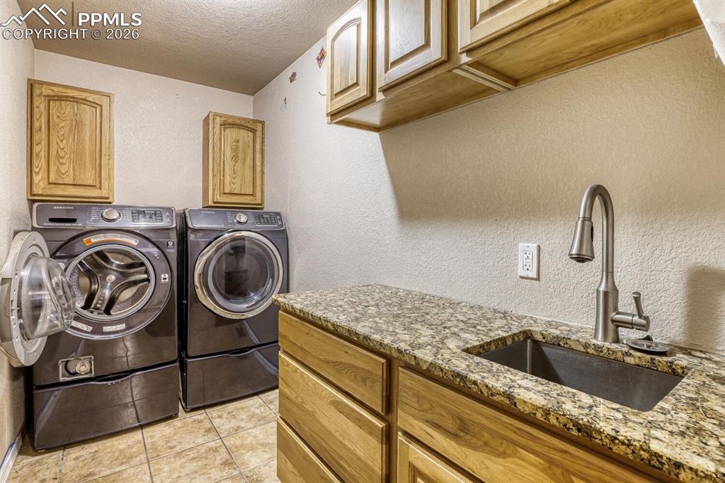 Image 32 of 50: Laundry