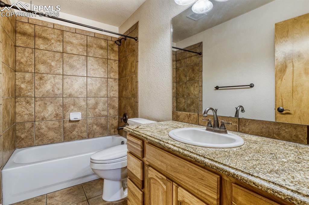 Image 45 of 50: Bathroom