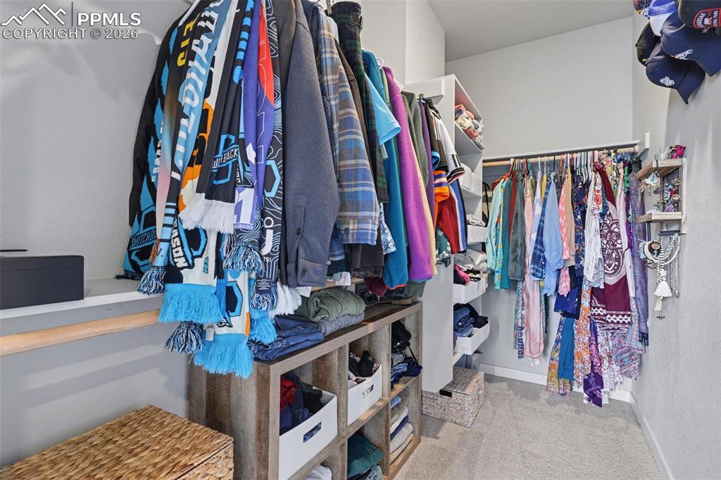 Image 21 of 35: Closet