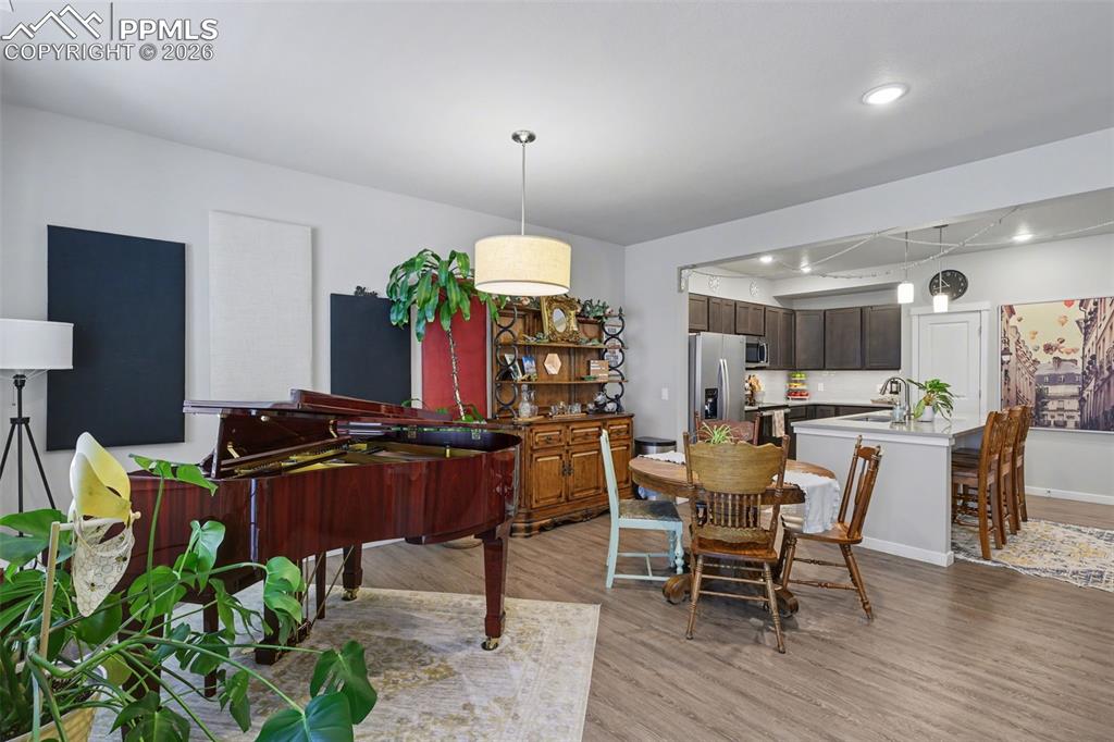 Image 8 of 35: Dining Area