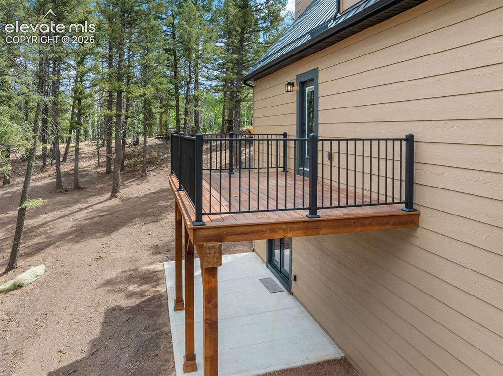 Image 9 of 50: Deck