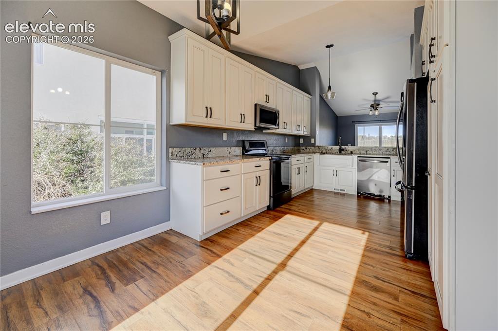 Image 6 of 40: Great Room