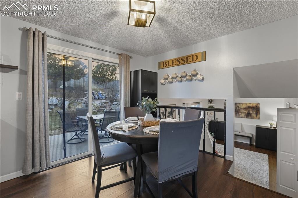 Image 10 of 40: Dining Area