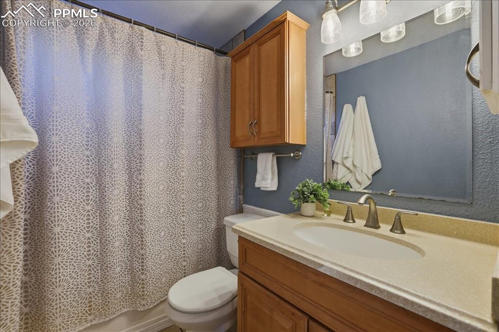 Image 14 of 40: Bathroom