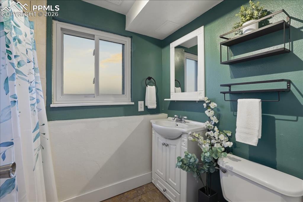 Image 18 of 40: Bathroom