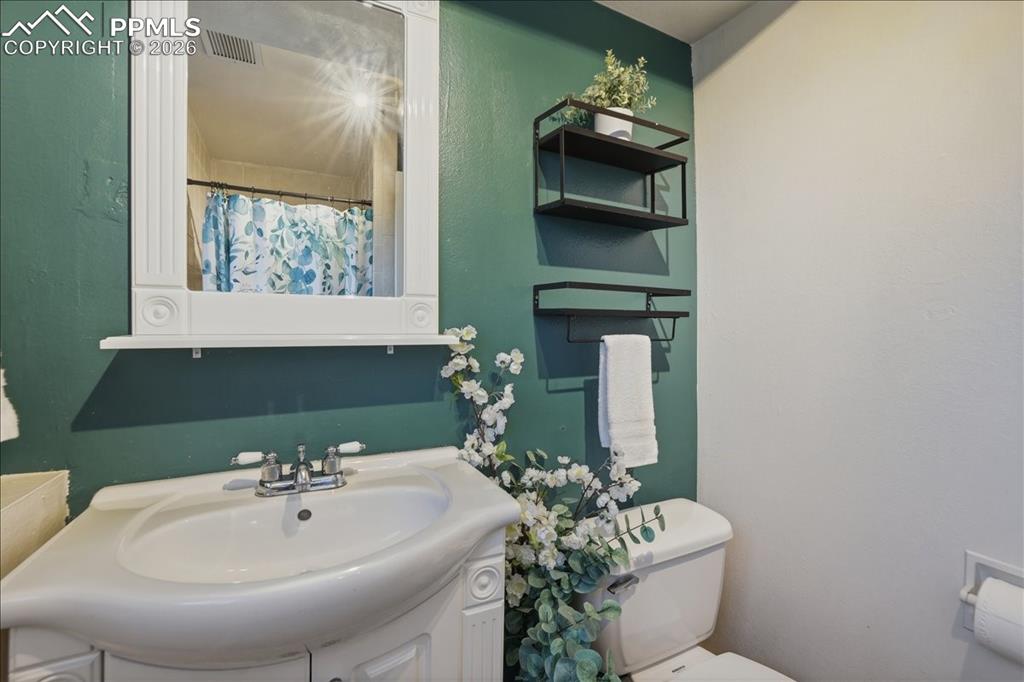 Image 19 of 40: Bathroom