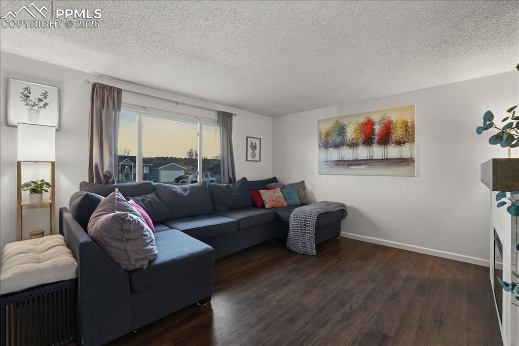 Image 2 of 40: Living Room