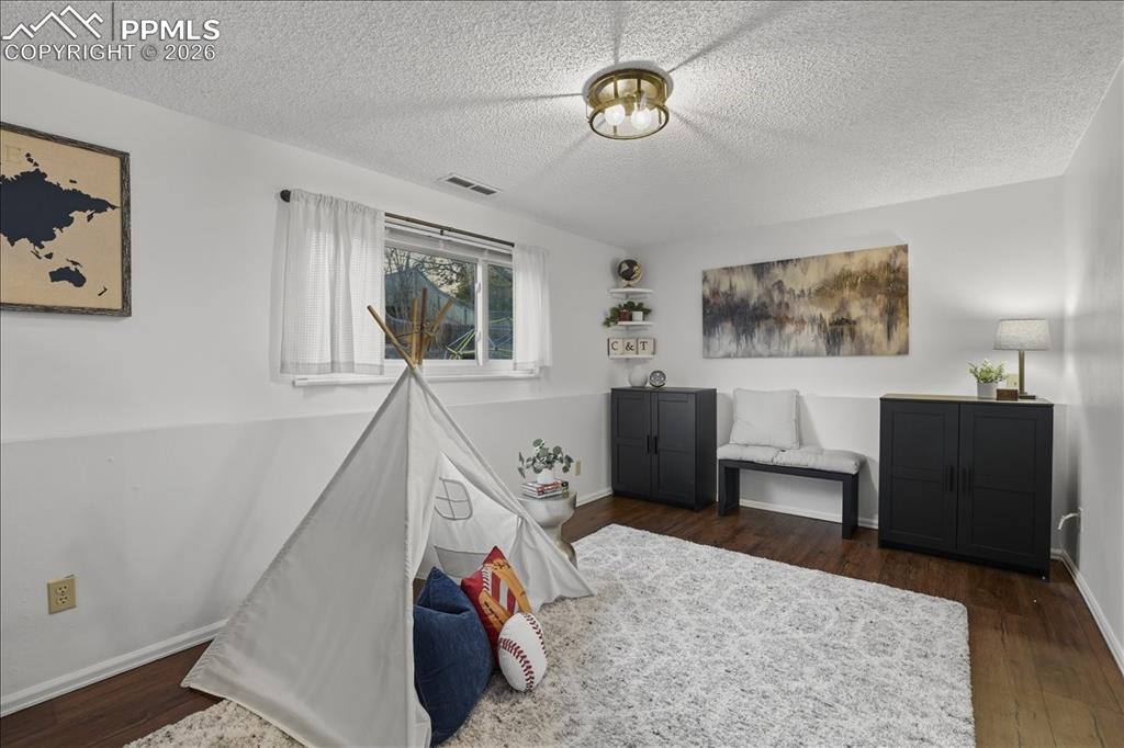 Image 24 of 40: Bedroom