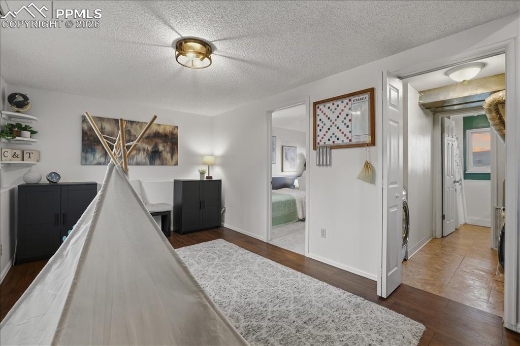 Image 25 of 40: Bedroom