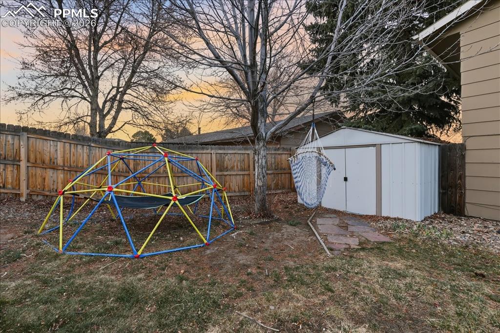 Image 33 of 40: Yard