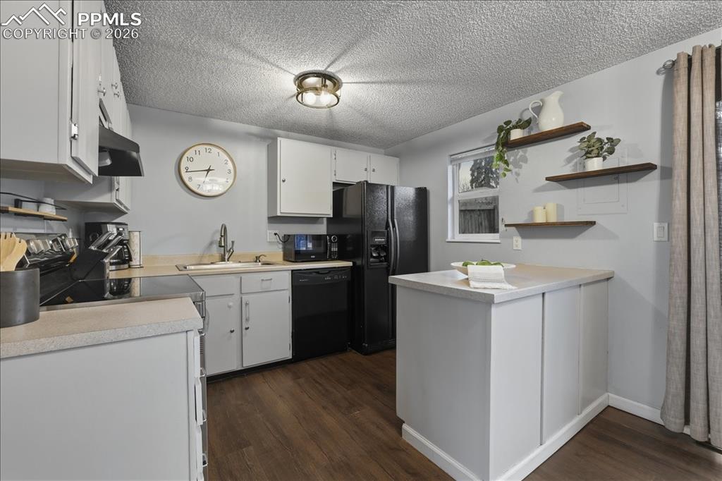 Image 7 of 40: Kitchen