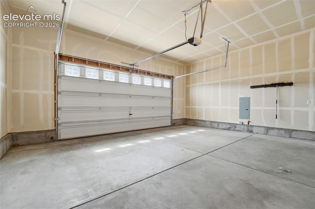 Image 12 of 37: Garage