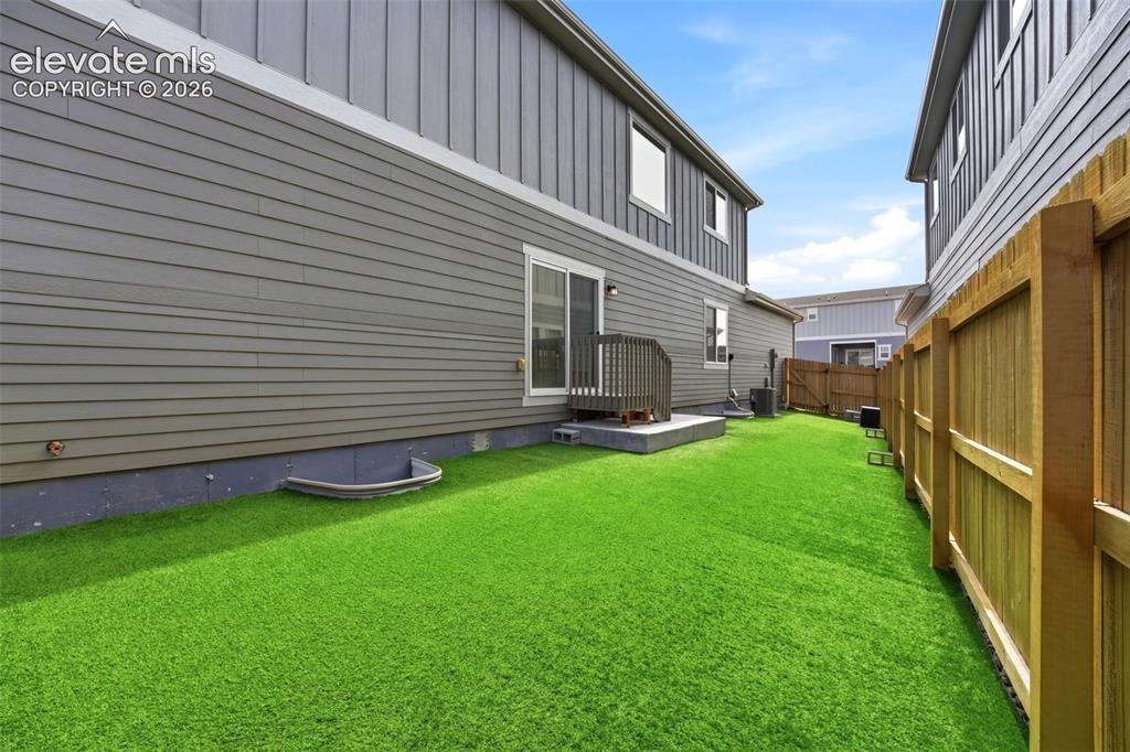 Image 30 of 37: Yard