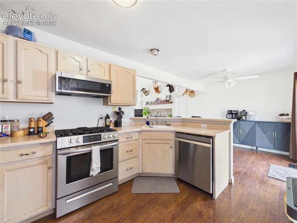 Image 10 of 33: Kitchen