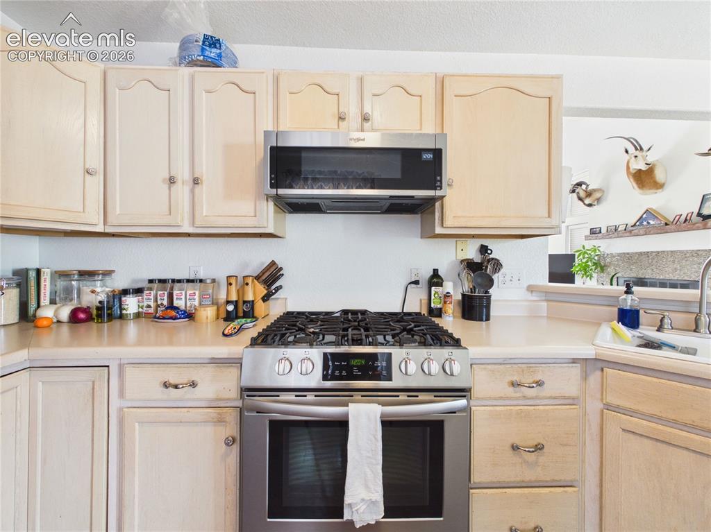 Image 11 of 33: Kitchen